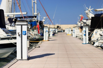 Electric outlet pedestal for boat power supply