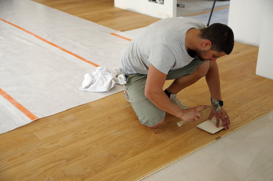 pose d'un parquet coll&eacute;