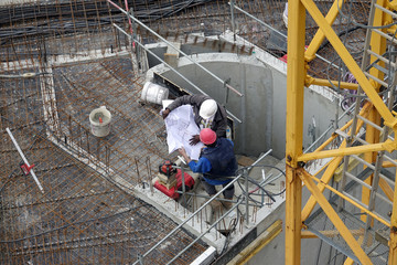Un maître d'œuvre et un chef de chantier examinant un plan de construction