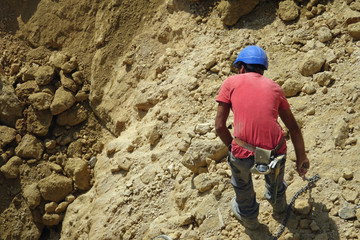 Un ouvrier sur le chantier d'un immeuble en construction