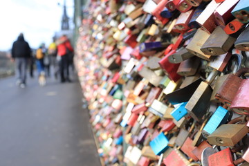 Liebesschlösser an der Hohenzollerbrücke in Köln.