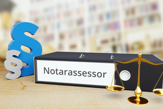 Notarassessor – Recht/Gesetz. Ordner auf Schreibtisch mit Beschriftung neben Paragraf und Waage. Anwalt