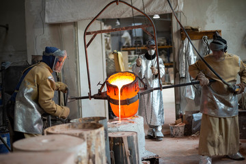 Art foundry, Foundry workers casting
