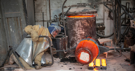 Art foundry, Foundry workers casting