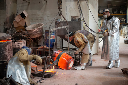 Art foundry, Foundry workers casting
