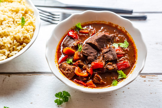 Vegetarian goulash with jackfruit and rice