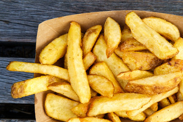 Nahaufnahme Pommes Frites in einer Pappschale