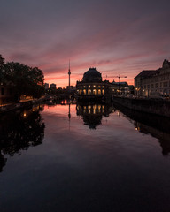 Obraz premium Bodemusem und Fernsehturm im Sonnenaufgang
