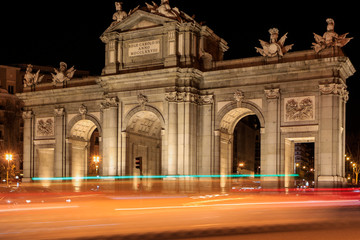 Obraz premium City lights throught Alcala gate in Madrid by night