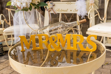 mesa con adornos de una boda 