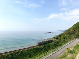 島根県の観光名所（日本海と鉄道のある風景）