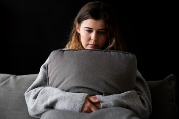 Deprimierte junge Frau, psychische Erkrankungen, Depression  