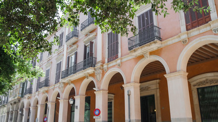 S&uuml;dl&auml;ndische Passage auf den Balearen im Sommer umrahmt von Bl&auml;ttern