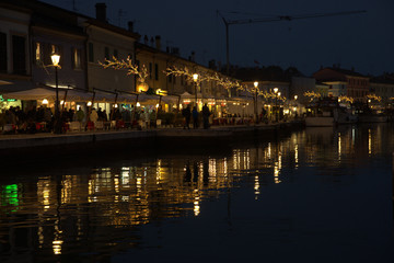 Fototapeta na wymiar walking the night along the canal 