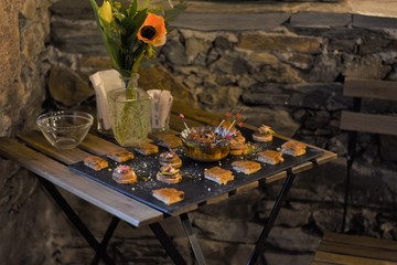 Canapés tradicionales preparados con productos artesanos gallegos de verduras, queso, y marisco.