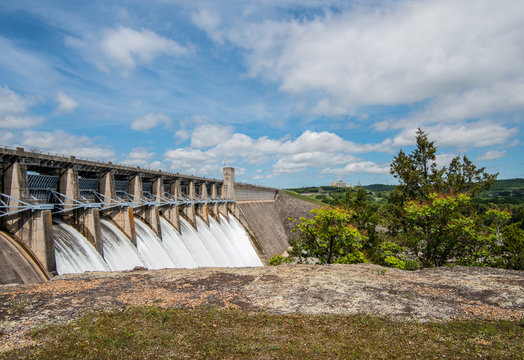 Table Rock Dam flowing water from it's gates