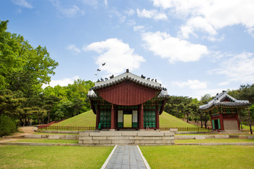 Obraz premium Yeonghwiwon and Sunginwon Tombs is the tomb of a king of the Joseon Dynasty.