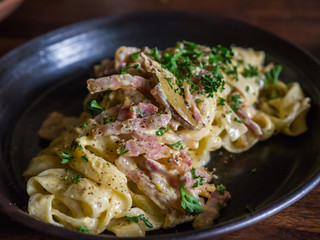 Spaghetti carbonara with ham