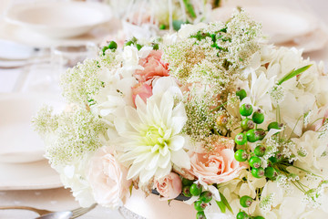 Obraz na płótnie Canvas Floral decorations on summer party table, romantic wedding reception.