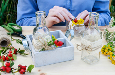 How to make autumn table decoration with bottles, lace and wild plants