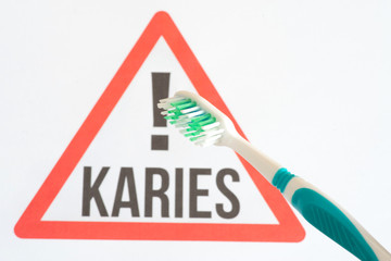 Warnung vor Karies und eine Zahnbürste