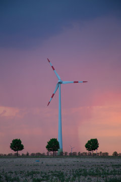 Windrat am Abend vor aufziehendem Gewitter