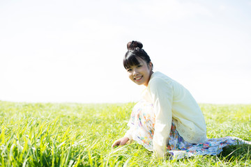 草原で佇む女性