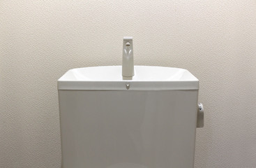 住宅のトイレの手洗い付きタンク
