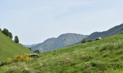 Fototapeta premium Magnifique effet graphique de différentes pentes pour ces somptueuses montagnes situées dans les Pyrénées Atlantiques à Accous