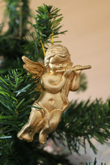 Fototapeta na wymiar 横笛を吹く天使のクリスマスオーナメント