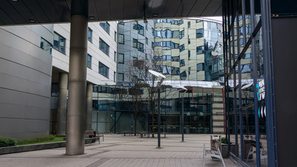 Obraz premium a building with reflective surfaces