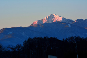 早朝の山（甲斐駒ヶ岳）の風景