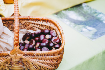Panier de châtaignes, fruits d'automne