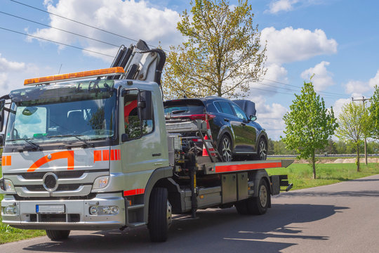 ein Unfallauto wird abgeschleppt