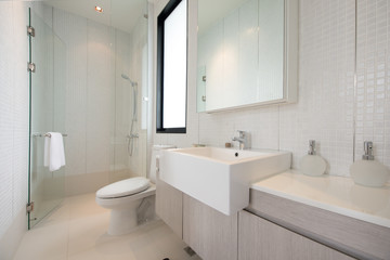 Fototapeta na wymiar White toilet bowl Beautiful Large Bathroom