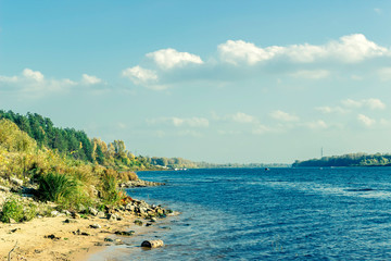 Fototapeta premium Widok na Wołgę w słoneczny letni dzień.