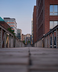 Fototapeta na wymiar Eine Brücke durch die Hafen City