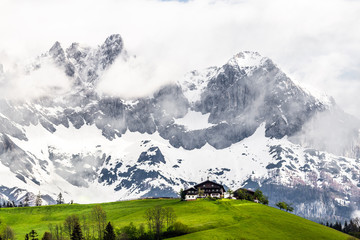 Landschaft im Frühling mit Ausblick auf die Berge Wilder Kaiser