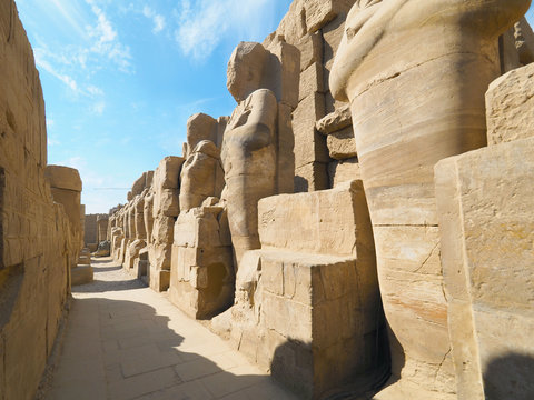 Karnak-Tempel in Ägypten - Pharao-Statuen