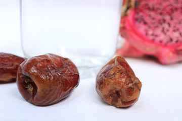 fruit kurma or date, dragon fruit, mineral water, three kinds of things that are suitable for health, the concept of food and drink in the month of Ramadan in Islam (8)