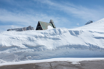 casa sommersa dalla neve