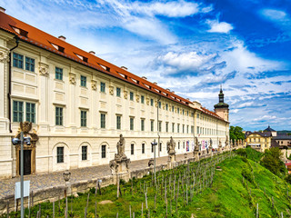 Kutná Hora ; (deutsch Kuttenberg) ist eine Stadt in Tschechien in der Region Mittelböhmen mit etwa 20.000 Einwohnern. Sie wurde im 12. Jahrhundert als Bergmannssiedlung gegründet.