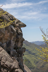 Visage dans la roche près des tours de Cabrens à Lamanère