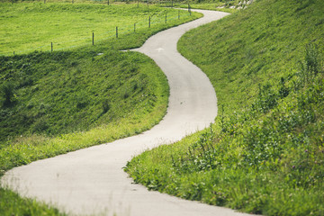 Landschaft mit schmaler Bergstraße, Feldweg