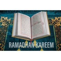 Obraz premium An islamic concept for Ramadhan. Flat lay composition of Qoran, Dates and a tasbih (rosary beads) on top of a sajadah (praying mattress)