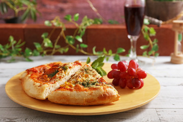 美味しそうなワインとピザ