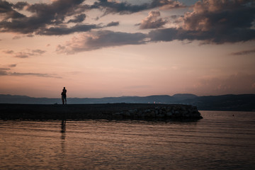 Fototapeta premium lovers admire the sunset