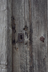 puerta de madera muy antigua, cerrojo de la puerta oxidado 