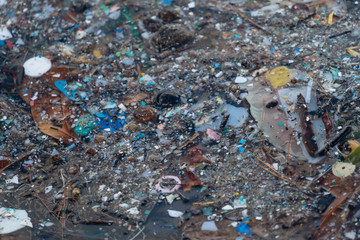 海に浮かぶプラスチックゴミ