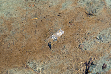 川に捨てられたプラスチックゴミ